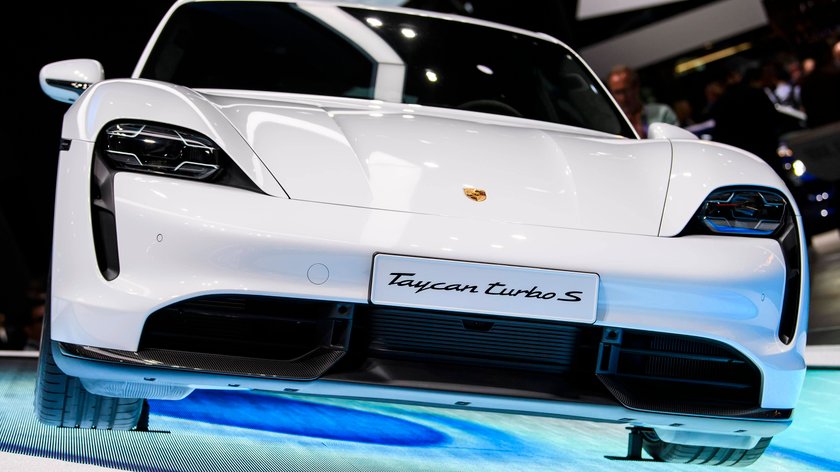 Ein Porsche Taycan Turbo S präsentiert sich hier in glänzendem Weiß.