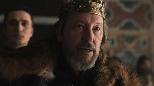 König Sigismund aus der Serie Rise of the Raven mit Krone und grauen Haaren. König Sigismund aus der Serie Rise of the Raven mit Krone und grauen Haaren.