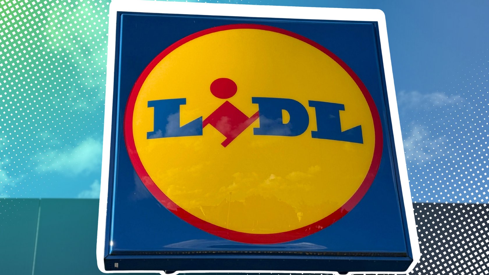 Ein leuchtendes Lidl-Logo mit gelbem Hintergrund und rotem Rahmen montiert vor einem klaren blauen Himmel. Ein leuchtendes Lidl-Logo mit gelbem Hintergrund und rotem Rahmen montiert vor einem klaren blauen Himmel.
