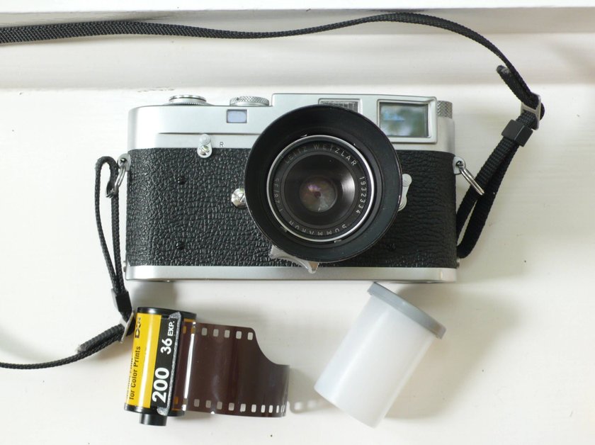 Leica-Kamera mit Film und Dose Leica-Kamera mit Film und Dose