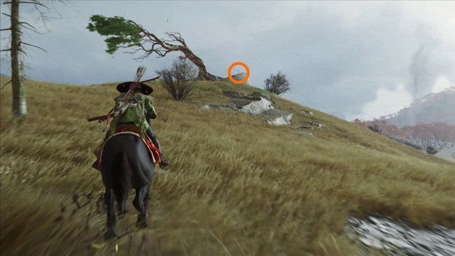 Die Glocke hängt neben dem windschiefen Baum. Die Glocke hängt neben dem windschiefen Baum.