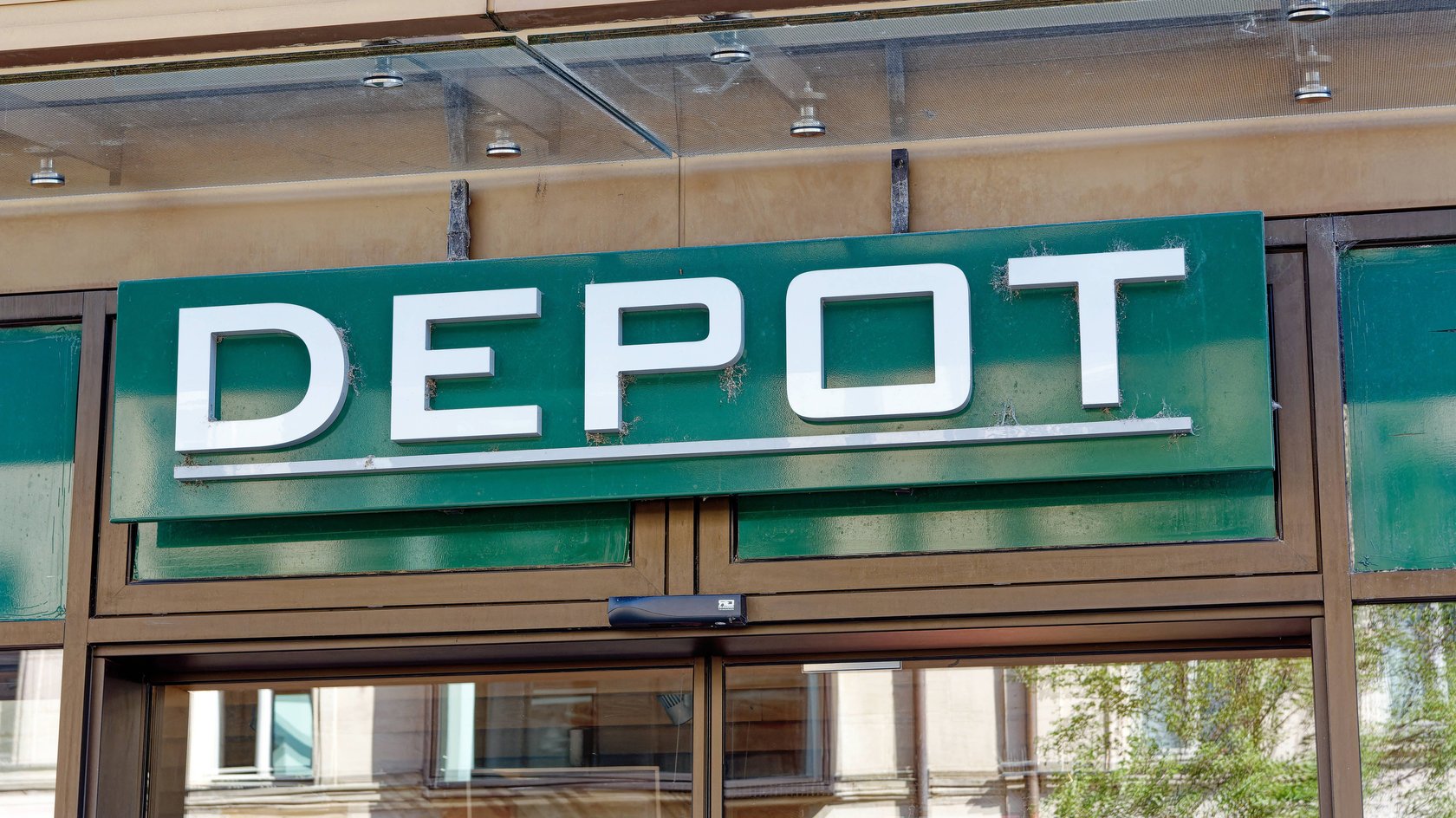 Das DEPOT-Logo über einer Filiale des Unternehmens. Das DEPOT-Logo über einer Filiale des Unternehmens.