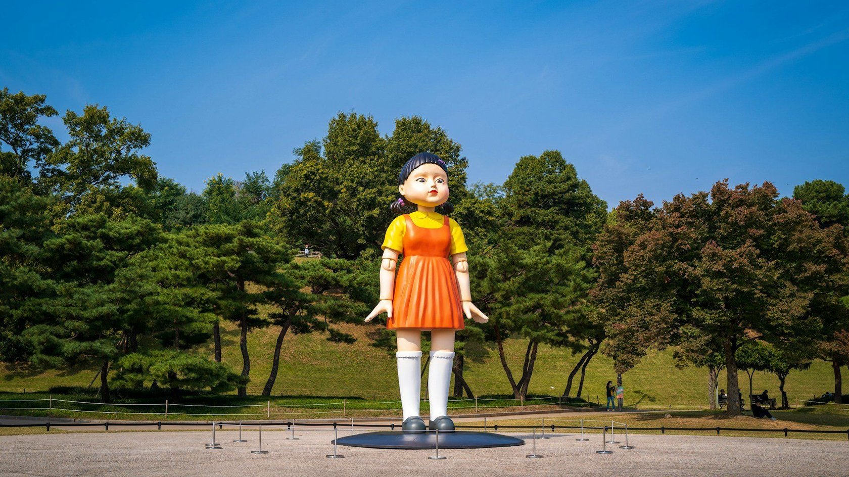 Unheimliches Spiel bei Squid Game: Wer sich zur falschen Zeit bewegt, wird von den gefürchteten Pink Soldiers eliminiert. Unheimliches Spiel bei Squid Game: Wer sich zur falschen Zeit bewegt, wird von den gefürchteten Pink Soldiers eliminiert.