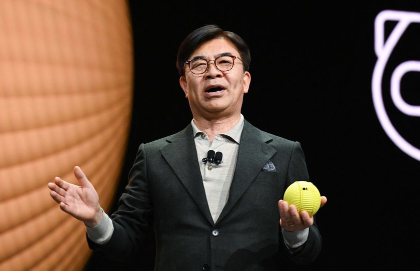 Mann hält runden Roboter in der Hand Mann hält runden Roboter in der Hand