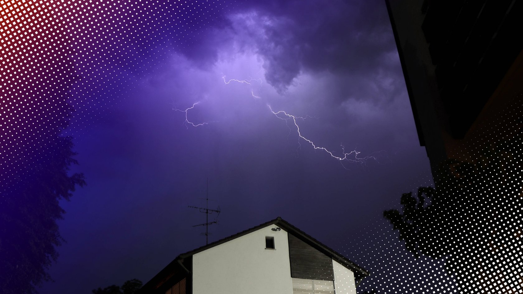 Blitz und Gewitter über Wohnhaus bei Nacht. Blitz und Gewitter über Wohnhaus bei Nacht.