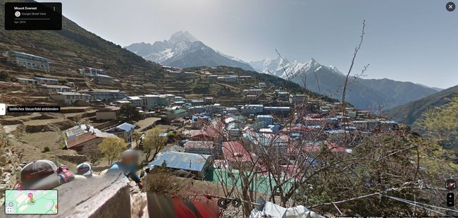 Screenshot von Street View mit Blick auf den Ort Namche Bazar mit seinen bunten Dächern. Screenshot von Street View mit Blick auf den Ort Namche Bazar mit seinen bunten Dächern.