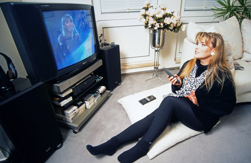 Ines Adler, deutsche Pop- und Schlagermusikerin, sieht sich eine Videoaufnahme von sich am Fernseher zu Hause an, Deutschland 1997. Ines Adler, deutsche Pop- und Schlagermusikerin, sieht sich eine Videoaufnahme von sich am Fernseher zu Hause an, Deutschland 1997.