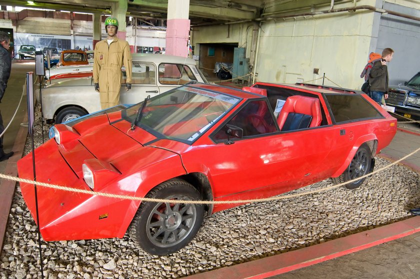 Rotes Retro-Auto bei einer Ausstellung Rotes Retro-Auto bei einer Ausstellung