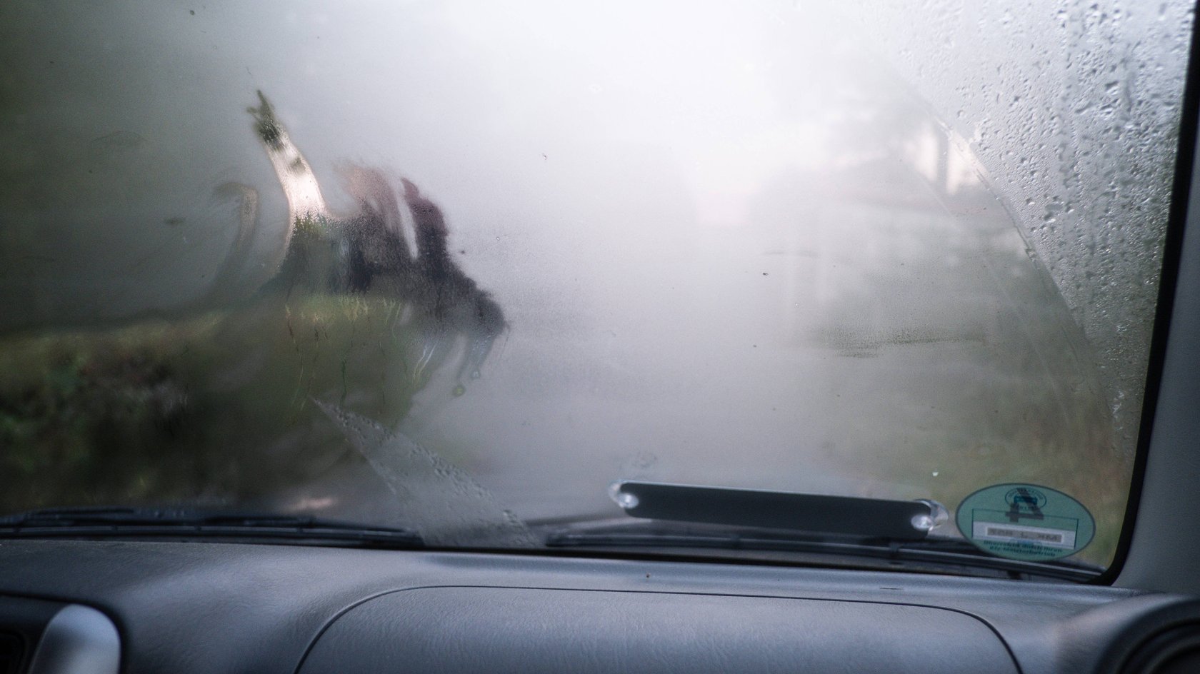 Eine beschlagene Scheibe sorgt für schlechte Sicht. Eine beschlagene Scheibe sorgt für schlechte Sicht.