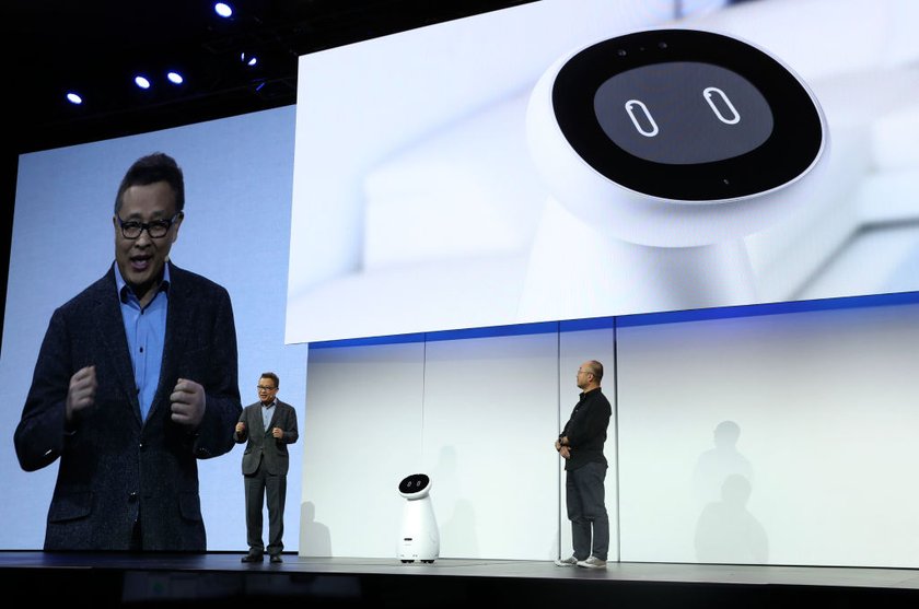 Konferenz-Bühne, auf der der Roboter vorgestellt wird Konferenz-Bühne, auf der der Roboter vorgestellt wird