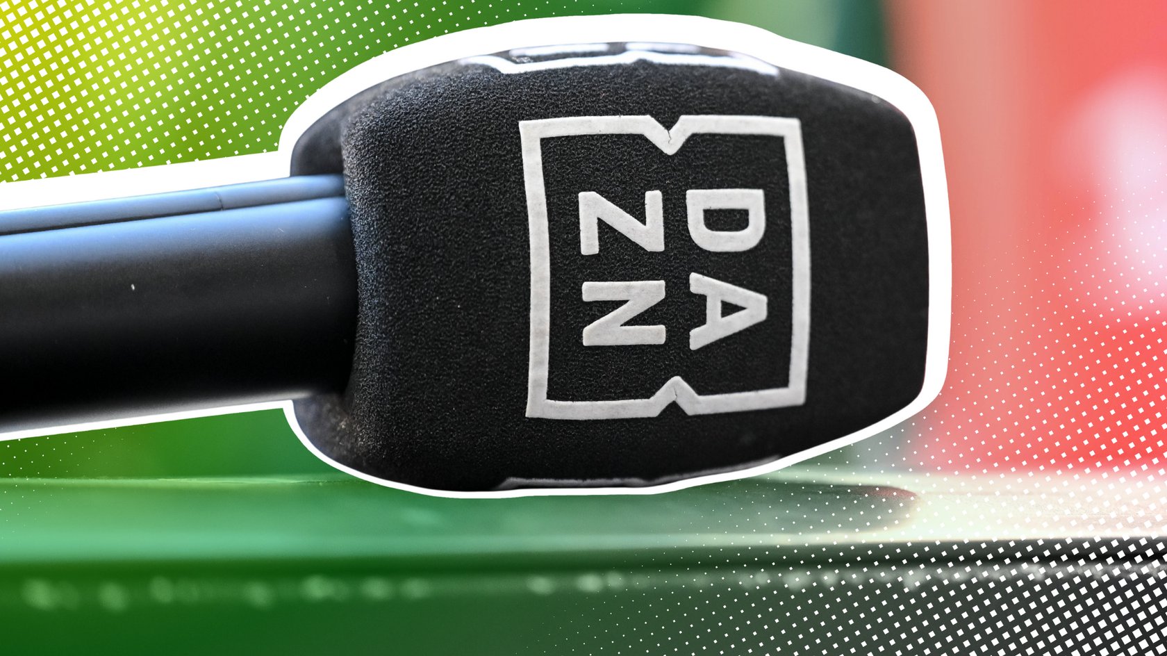 Ein Mikrofon mit dem DAZN-Logo. Ein Mikrofon mit dem DAZN-Logo.