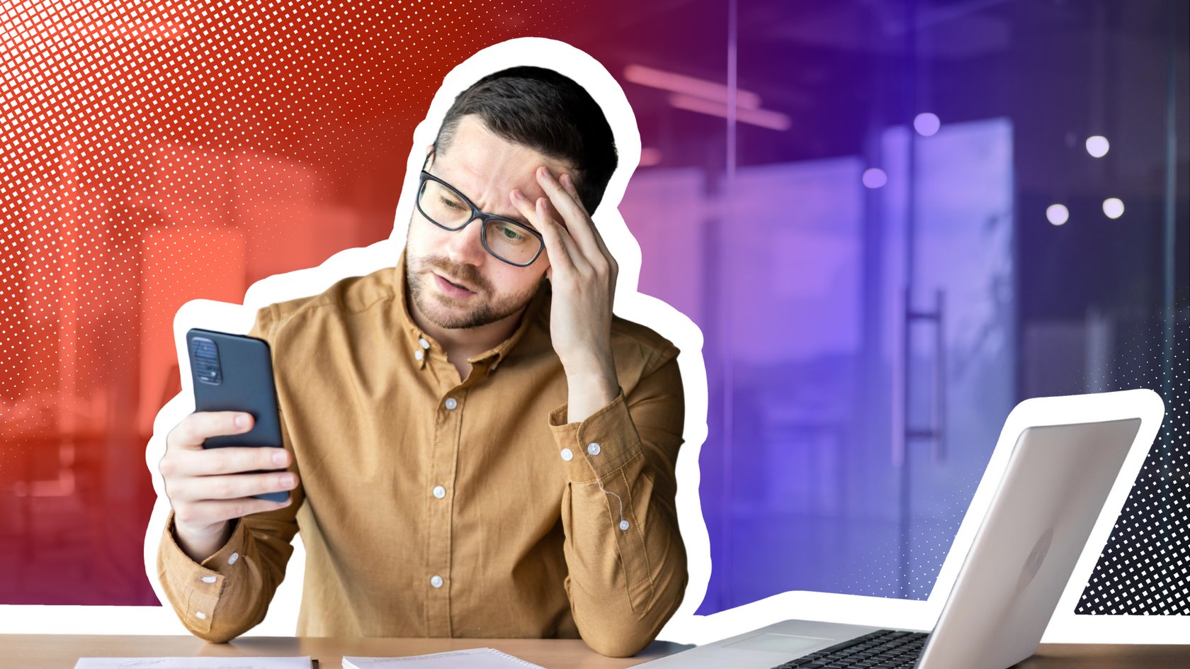 Ein Mann mit Brille sitzt an einem Schreibtisch, mit Laptop und Smartphone in der Hand, die Hand an der Stirn, wirkt besorgt. Ein Mann mit Brille sitzt an einem Schreibtisch, mit Laptop und Smartphone in der Hand, die Hand an der Stirn, wirkt besorgt.