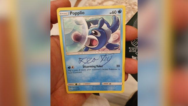 Der Unterschrift von Papst Leo auf der Pokémon-Karte Der Unterschrift von Papst Leo auf der Pokémon-Karte