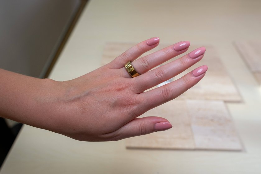 Hand mit goldenem Ring Hand mit goldenem Ring