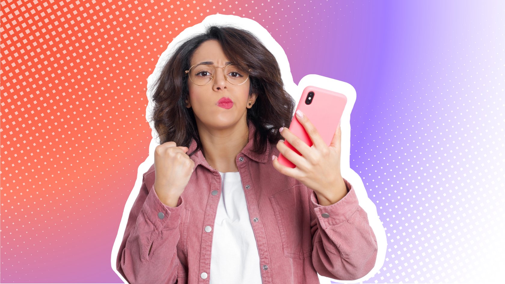 Eine Frau mit braunen Haaren und Brille hält ein pinkes Smartphone und ballt die Faust, während sie wütend in die Kamera schaut.