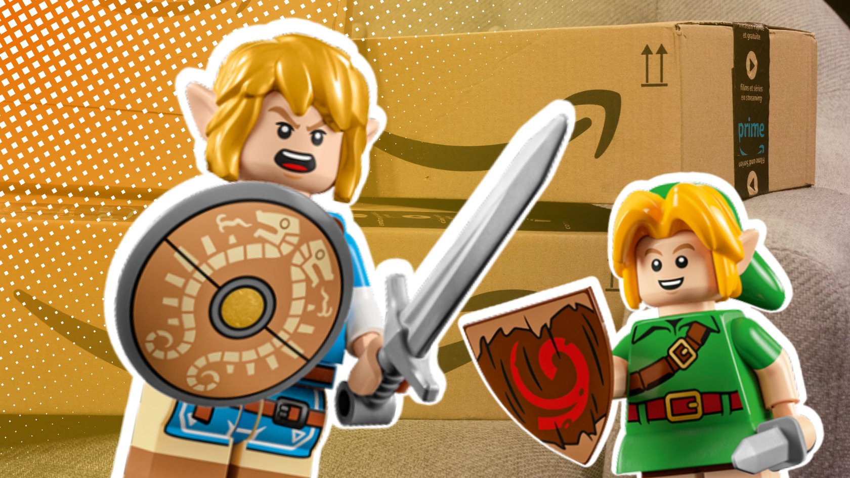 Lego-Minifiguren von Link vor einem Sofa, auf dem Amazon-Pakete liegen. Lego-Minifiguren von Link vor einem Sofa, auf dem Amazon-Pakete liegen.