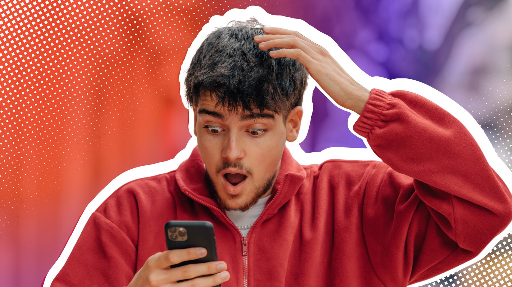 Ein junger Mann mit dunklem Haar und Bart trägt einen roten Pullover mit Reißverschluss. Er blickt überrascht auf sein Smartphone, das er in der linken Hand hält, und kratzt sich mit der rechten Hand am Kopf. Sein Mund ist weit geöffnet und seine Augen sind aufgerissen. Ein junger Mann mit dunklem Haar und Bart trägt einen roten Pullover mit Reißverschluss. Er blickt überrascht auf sein Smartphone, das er in der linken Hand hält, und kratzt sich mit der rechten Hand am Kopf. Sein Mund ist weit geöffnet und seine Augen sind aufgerissen.