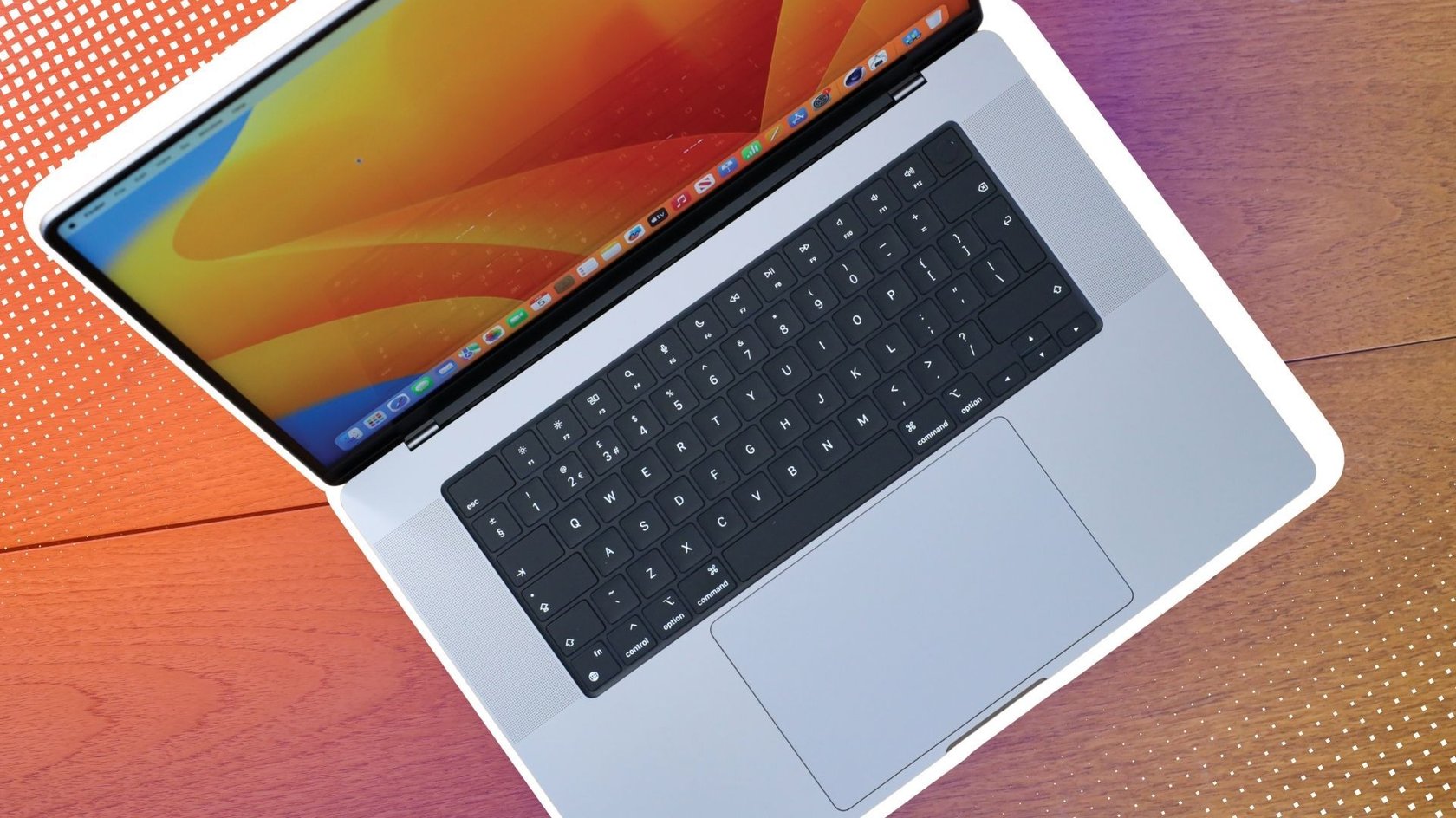 Aufgeklapptes MacBook Pro von Apple. Aufgeklapptes MacBook Pro von Apple.