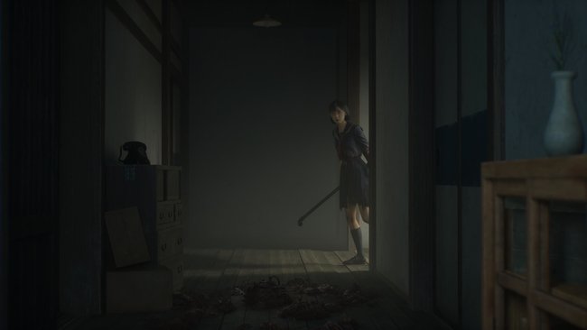 Hinako schaut einen Flur entlang mit einem Stahlrohr in der Hand. Hinako schaut einen Flur entlang mit einem Stahlrohr in der Hand.