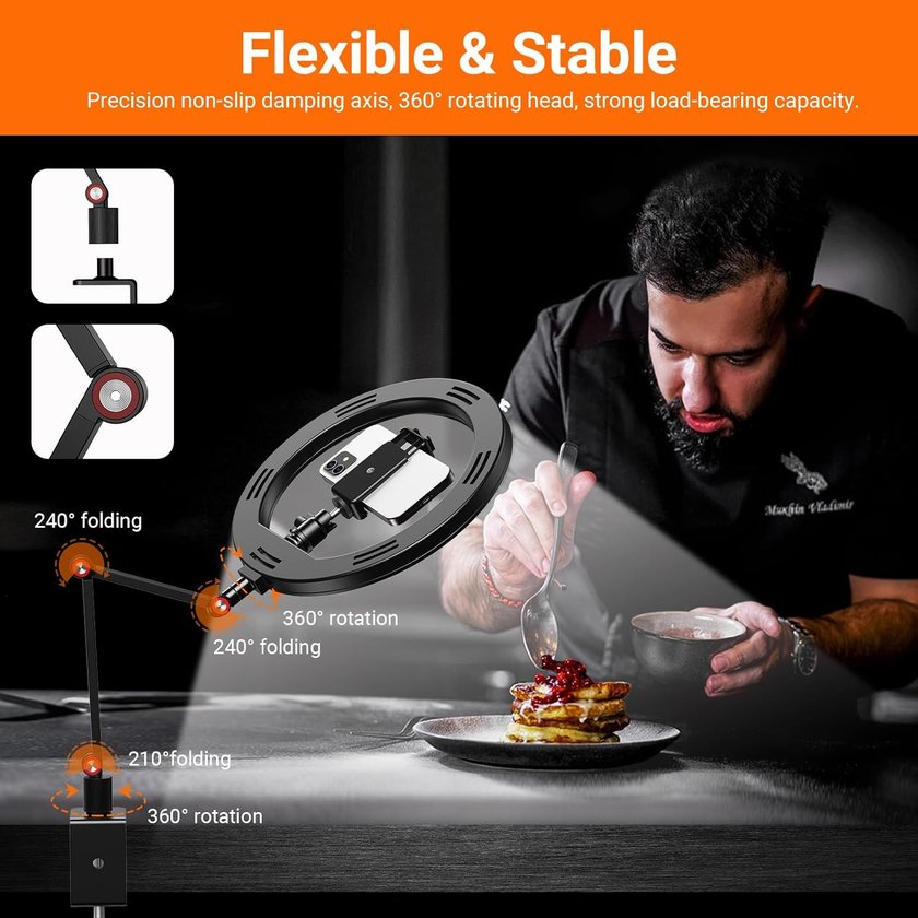 Ein Mann garniert einen Stapel Pfannkuchen mit einer Sauce aus einer Schüssel. Er benutzt einen Löffel, während er von einer Ringlicht-Halterung mit einem Smartphone beleuchtet wird. Die Halterung ist flexibel und verstellbar, mit Angaben zu Falt- und Rotationswinkeln. Ein Mann garniert einen Stapel Pfannkuchen mit einer Sauce aus einer Schüssel. Er benutzt einen Löffel, während er von einer Ringlicht-Halterung mit einem Smartphone beleuchtet wird. Die Halterung ist flexibel und verstellbar, mit Angaben zu Falt- und Rotationswinkeln.