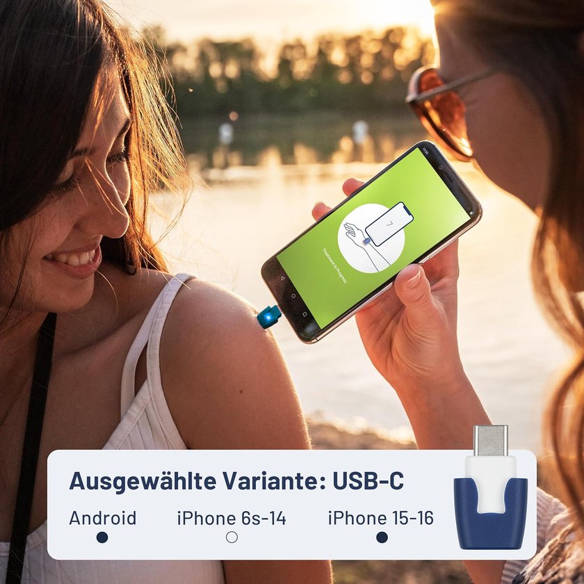 Eine Frau hält ein Smartphone, das mit einem blauen USB-C-Adapter verbunden ist, der in ihren Arm gesteckt ist. Auf dem Bildschirm des Telefons wird "Treatment in Progress" angezeigt. Unten im Bild steht "Ausgewählte Variante: USB-C" und die Kompatibilität mit Android und iPhone 15-16 wird hervorgehoben. Eine Frau hält ein Smartphone, das mit einem blauen USB-C-Adapter verbunden ist, der in ihren Arm gesteckt ist. Auf dem Bildschirm des Telefons wird "Treatment in Progress" angezeigt. Unten im Bild steht "Ausgewählte Variante: USB-C" und die Kompatibilität mit Android und iPhone 15-16 wird hervorgehoben.