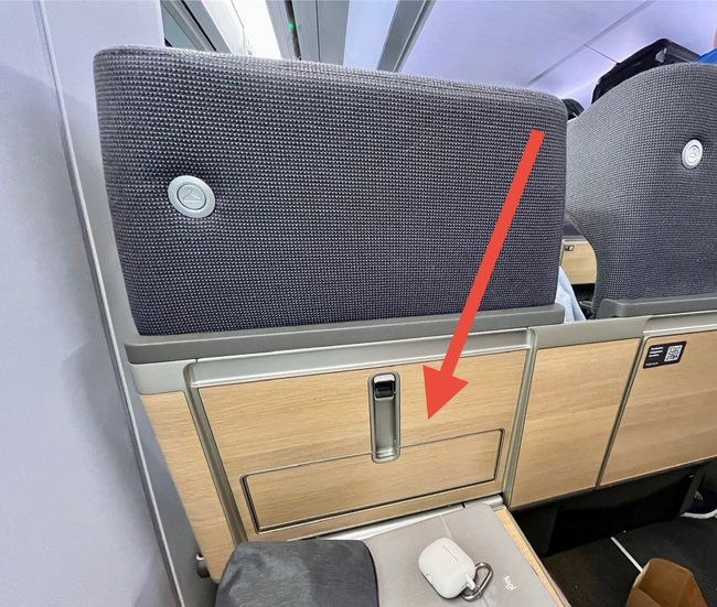 Tablet-Halter im neuen ICE. Tablet-Halter im neuen ICE.