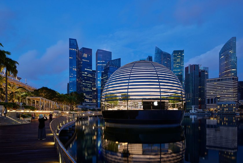 Apple Marina Bay Sands in Singapur, Außenansicht der schwimmenden Kugel Apple Marina Bay Sands in Singapur, Außenansicht der schwimmenden Kugel