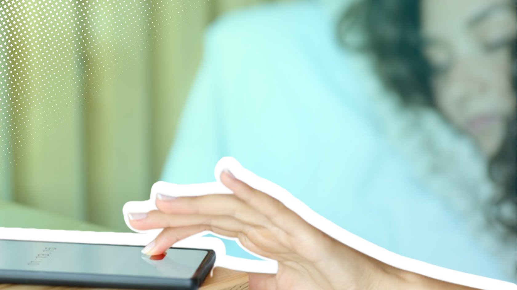 Frau wird von ihrem Smartphone geweckt Frau wird von ihrem Smartphone geweckt