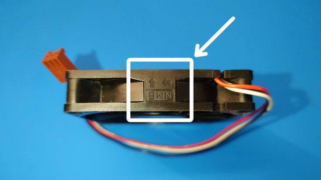 Am Gehäuse des PC-Lüfters sind meist eingravierte Pfeile zu finden, die die Drehrichtung und die Richtung des Luftstroms zeigen Am Gehäuse des PC-Lüfters sind meist eingravierte Pfeile zu finden, die die Drehrichtung und die Richtung des Luftstroms zeigen