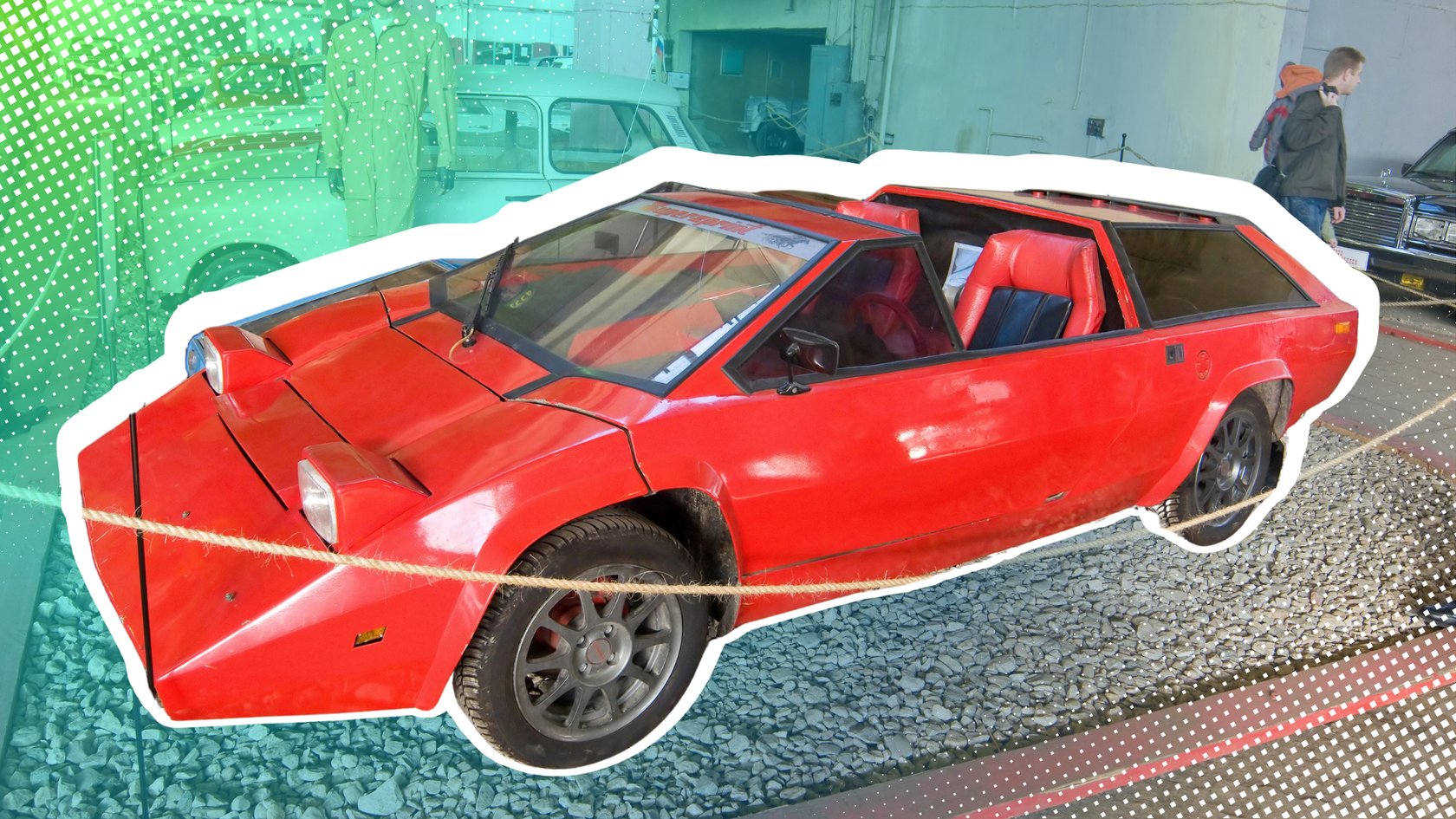 Ein roter Pangolia in einem Museum Ein roter Pangolia in einem Museum