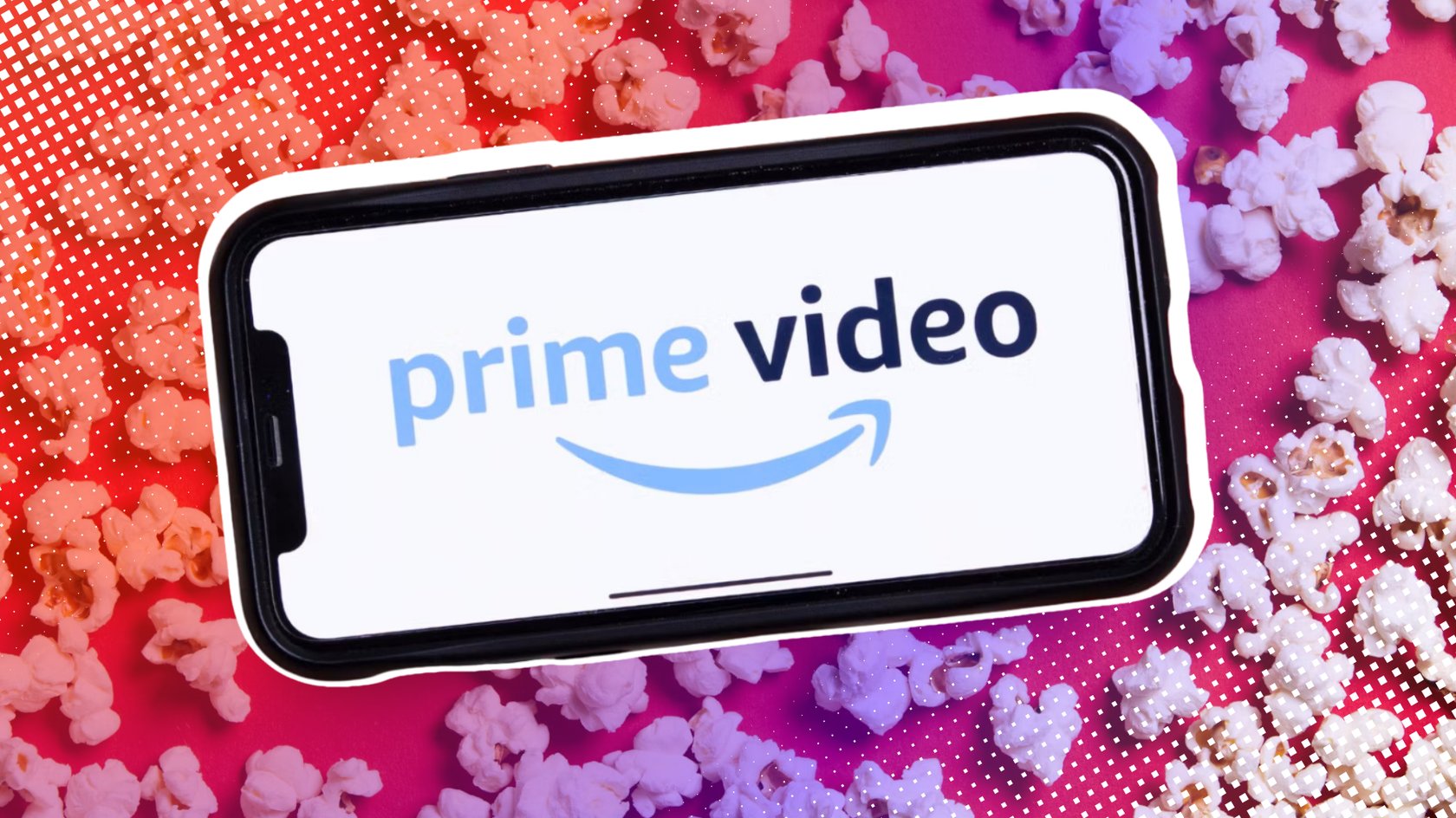 Handy mit dem Prime-Video-Logo vor Popcorn. Handy mit dem Prime-Video-Logo vor Popcorn.