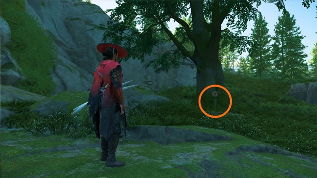 Das Schild steht vor dem großen Baum. Das Schild steht vor dem großen Baum.