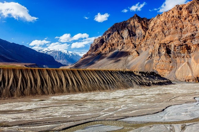 Das Spiti Valley im Himalaya bei blauen Himmel und vereinzelten Wolken. Das Spiti Valley im Himalaya bei blauen Himmel und vereinzelten Wolken.