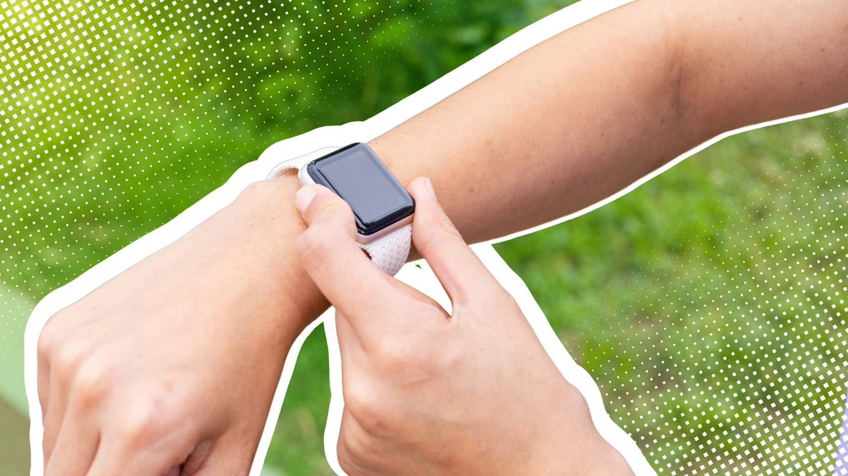 Person bedient Smartwatch im Freien. Person bedient Smartwatch im Freien.