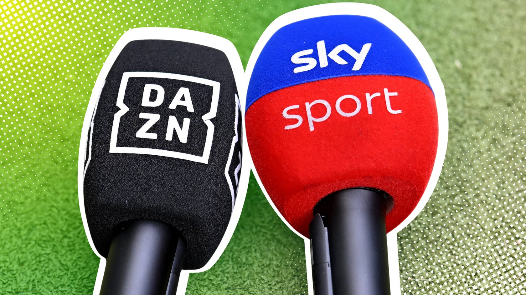 Mikrofone von DAZN und Sky nebeneinander. Mikrofone von DAZN und Sky nebeneinander.