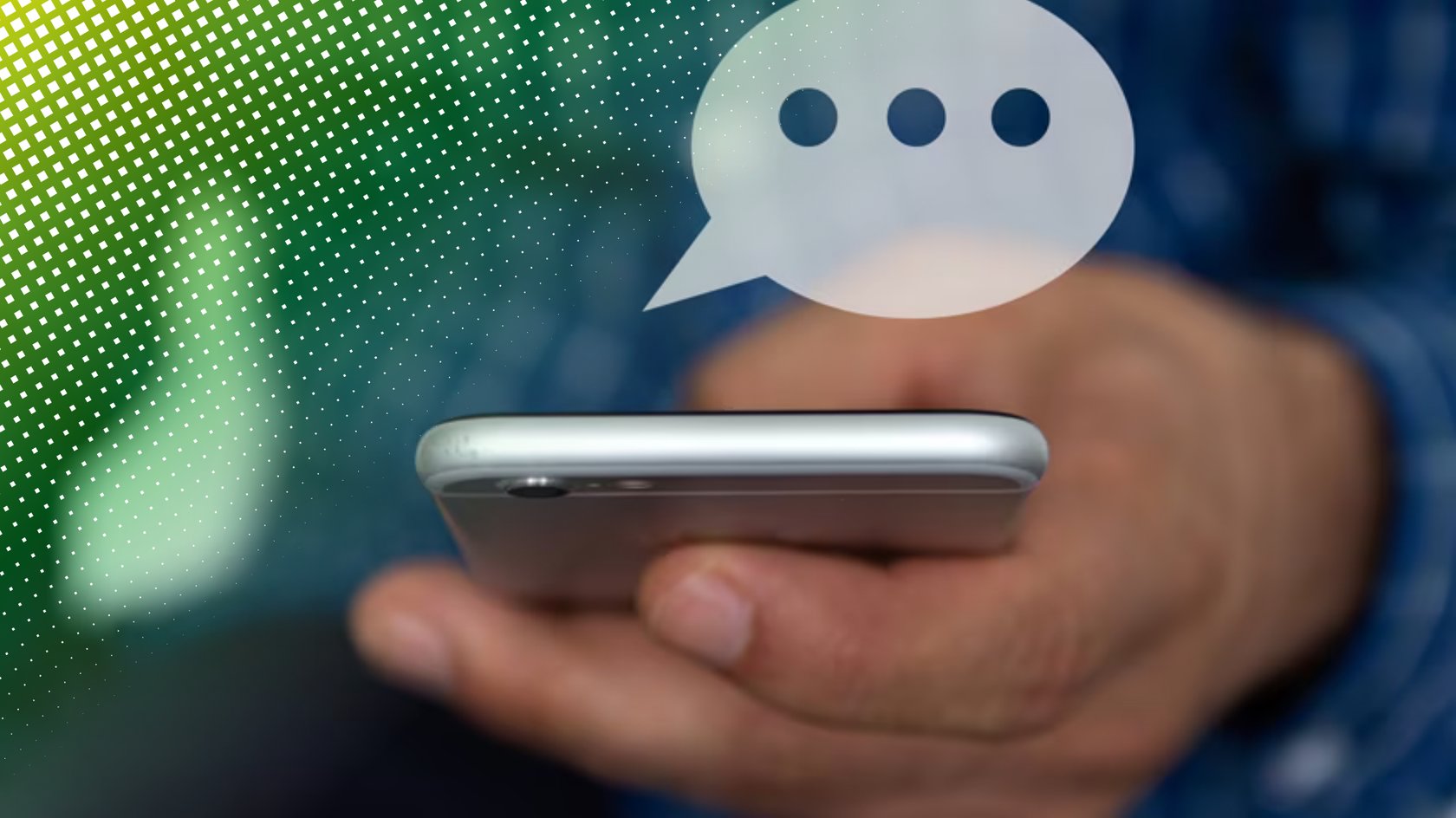 Eine Person hält ein Smartphone in der Hand. Eine Person hält ein Smartphone in der Hand.