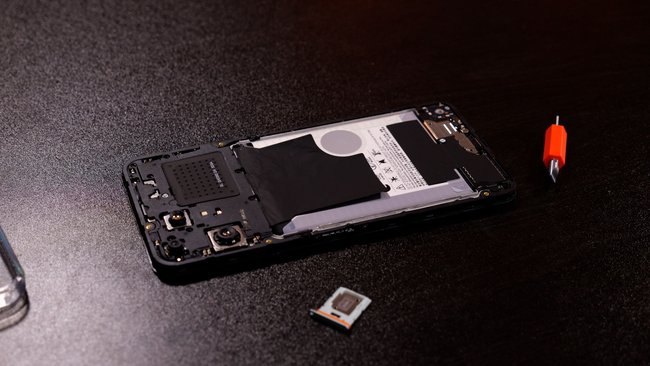 Das CMF Phone 2 Pro ohne Rückseite Das CMF Phone 2 Pro ohne Rückseite