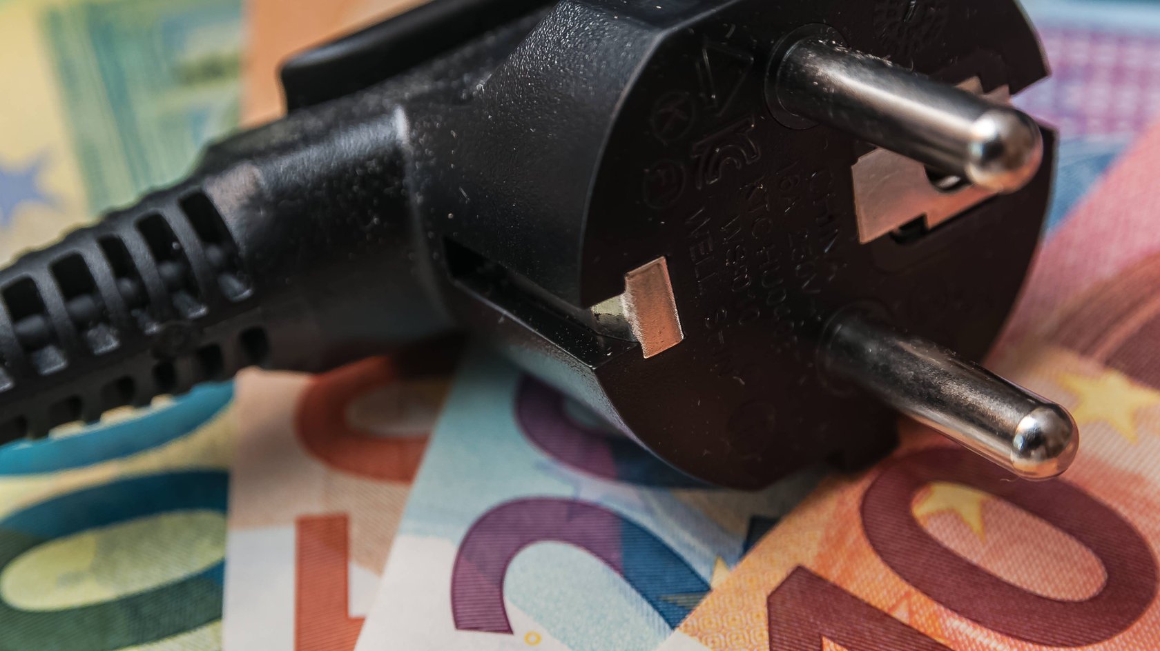 Bei einem Stromanbieter meldet ihr euren Strom zu bestimmten Konditionen an und bekommt im besten Fall sogar eine Prämie. Bei einem Stromanbieter meldet ihr euren Strom zu bestimmten Konditionen an und bekommt im besten Fall sogar eine Prämie.