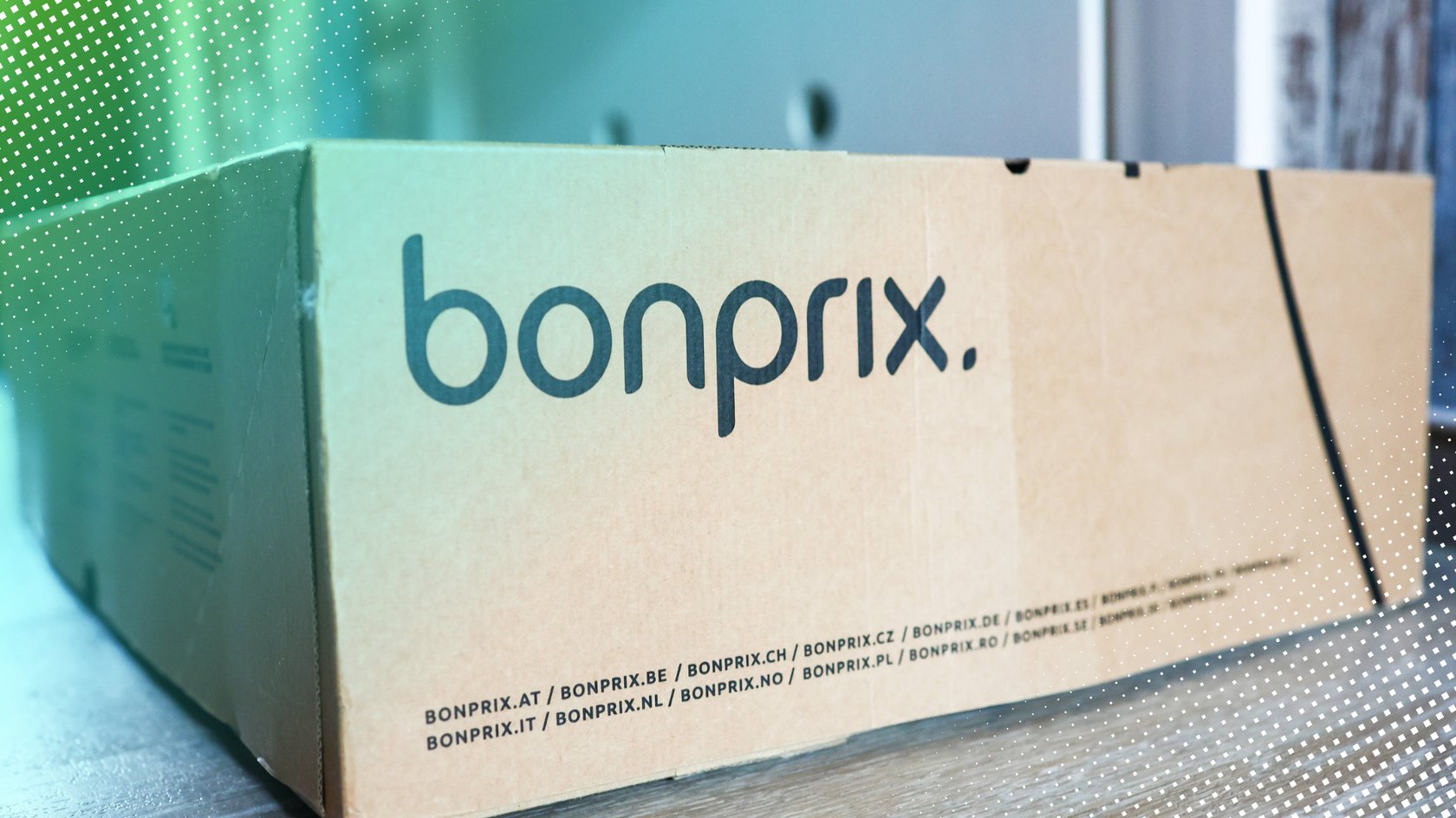 Paket mit Bonprix-Logo Paket mit Bonprix-Logo