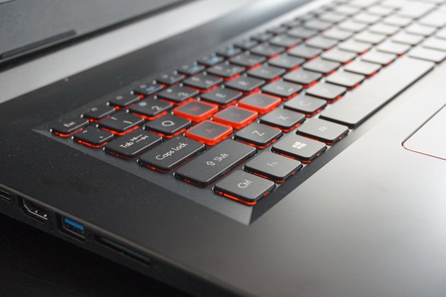 Acer Predator Helios 300: Beleuchtetes Keyboard und hervorgehobene WASD-Tasten Acer Predator Helios 300: Beleuchtetes Keyboard und hervorgehobene WASD-Tasten