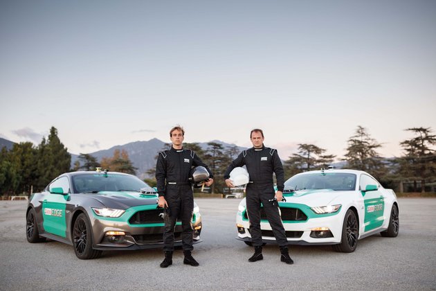 castrol-virtual-racers-matt-powers-l-and-ben-collins-r-pose-in-front-of-their-ford-mustangs castrol-virtual-racers-matt-powers-l-and-ben-collins-r-pose-in-front-of-their-ford-mustangs