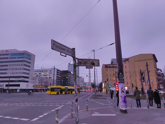 … der gleichen Szene mit der Hauptkamera. … der gleichen Szene mit der Hauptkamera.