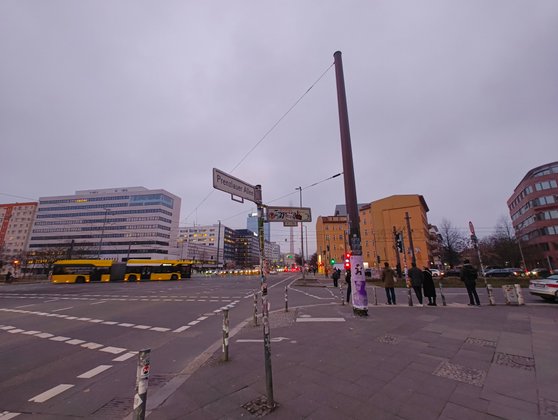 Prenzlauer Allee, Ecke Mollstraße im Februar: Man beachte die unterschiedliche Lichtfärbung gegenüber … Prenzlauer Allee, Ecke Mollstraße im Februar: Man beachte die unterschiedliche Lichtfärbung gegenüber …