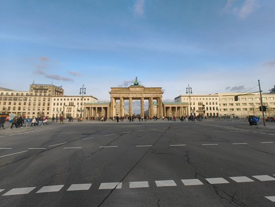 Ein Bild mit der Ultra-Weitwinkelkamera zeigt Verzerrungen an den seitlichen Rändern, die Lichtstimmung wird aber gut eingefangen. Ein Bild mit der Ultra-Weitwinkelkamera zeigt Verzerrungen an den seitlichen Rändern, die Lichtstimmung wird aber gut eingefangen.
