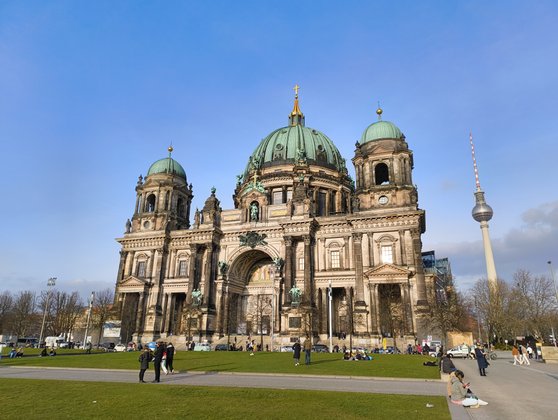 Foto mit der Hauptkamera: Der Berliner Dom wirkt detailreich, aber etwas zu stark kontrastiert. Foto mit der Hauptkamera: Der Berliner Dom wirkt detailreich, aber etwas zu stark kontrastiert.