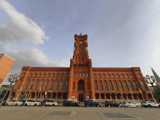 Beim Roten Rathaus in der Ultra-Weitwinkel-Kamera kann man erneut die Verzerrungen durch den Fischaugeneffekt beobachten. Beim Roten Rathaus in der Ultra-Weitwinkel-Kamera kann man erneut die Verzerrungen durch den Fischaugeneffekt beobachten.