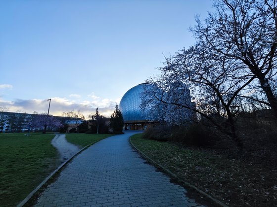 Lowlight, Zoomfaktor 0.6 / Ultra-Weitwinkel Lowlight, Zoomfaktor 0.6 / Ultra-Weitwinkel