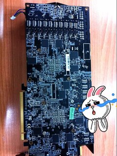 (Quelle: donanimhaber.com) wenngleich sich weder die doppelte GPU noch die zwei 8-Pin-Powerstecker leugnen lassen. Diese erkennt man - trotzdem sich so noch nicht zweifelsfrei die GPUs bestimmen lassen - von der Unterseite sehr gut. Von der Oberseite sind die Grafikprozessoren mit drei Lüftern verdeckt, die eine Bestimmung eben auch unmöglich machen.