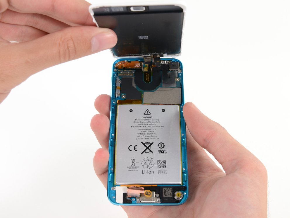 Blick unter die Haube: Nach dem Einsatz des Heißluftföhns bekommt man Einblick ins Innenleben des neuen iPod touch (Bild: iFixit)