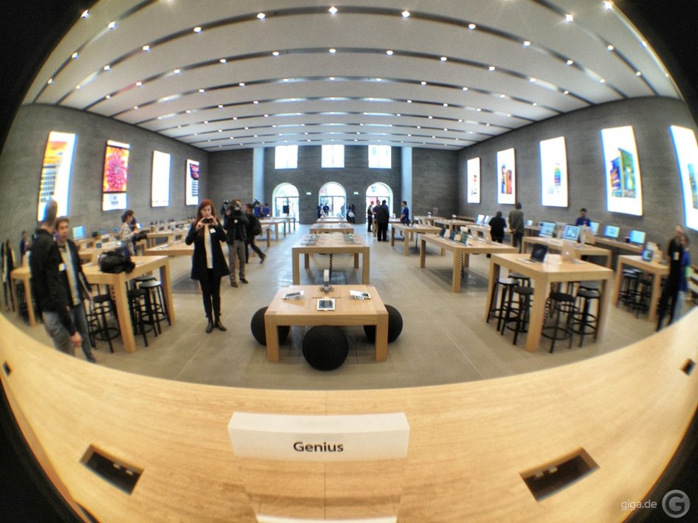 Apple Store Berlin mit Genius-Bar.